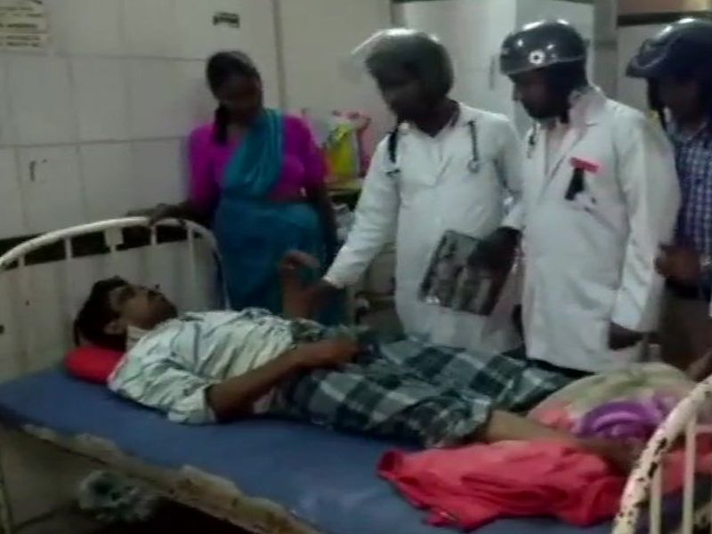 Doctor wear Helmets in Hyderabad to check patients. | हैदराबादमध्ये डॉक्टर हेल्मेट घालून रुग्णांना तपासतायत....