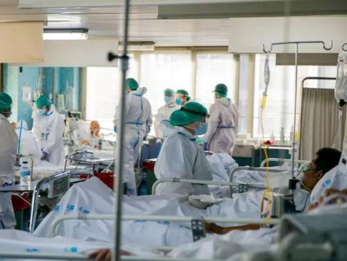 CoronaVirus News spanish hospital 68 icu medical staff covid 19 positive christmas party | Corona Virus News : कोरोनाचा विस्फोट! ख्रिसमस पार्टीत सहभागी झालेले 68 डॉक्टर-नर्स पॉझिटिव्ह; 'या' देशात खळबळ