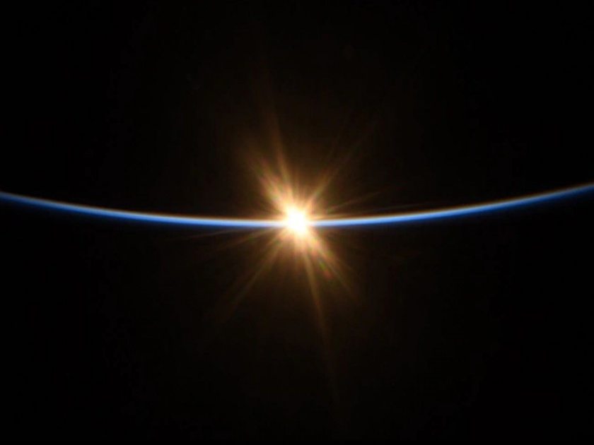 nasa astronaut captured pictures of sunrise from space images got viral in social media | तुम्ही पाहिलं का? अवकाशात सूर्य उगवताना 'असा' दिसला; NASA नं क्लिक केलं जबरदस्त दृश्य