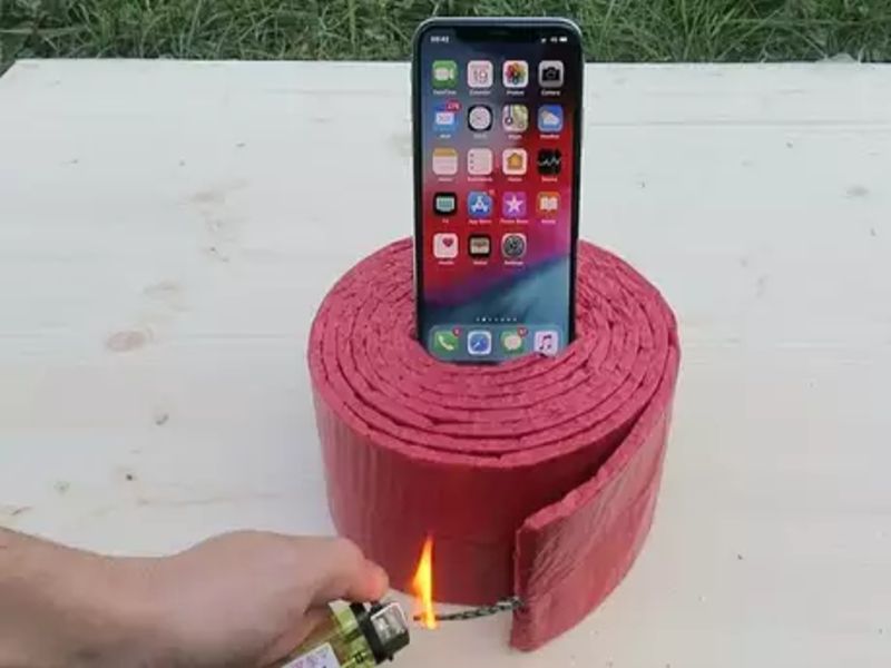 youtubers tech watch this experiment iphone x vs 1000 firecrackers and know what happened after that | हजाराच्या माळेत उडवून दिला iPhone, बघा मग काय झालं...