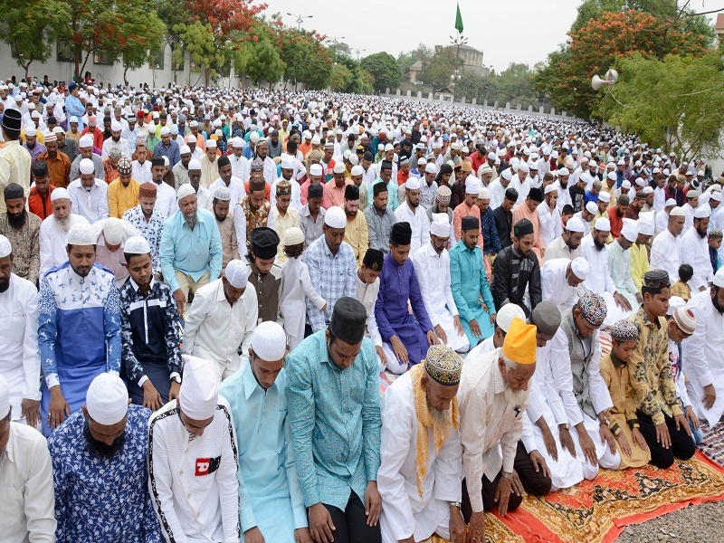 In Ahmednagar, Eid is excited | अहमदनगरमध्ये ईद उत्साहात