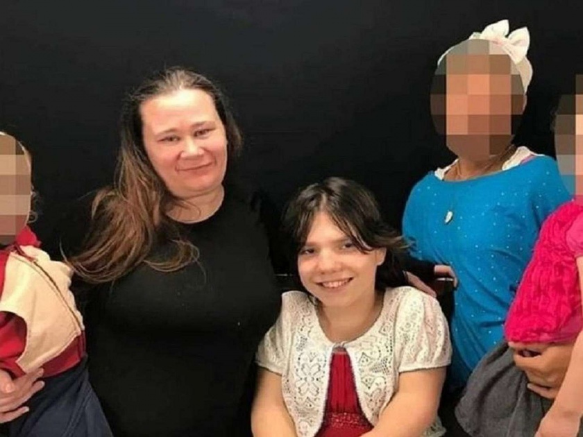 girl accused of being adult plotting to kill family is child insists mother | दत्तक घेतलेल्या मुलीने आखला होता आई-वडिलांच्या हत्येचा कट