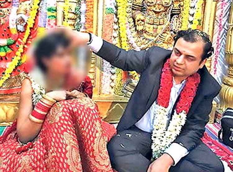 Gujarat IAS officer Gaurav Dahiya caught in charge of second marriage; Action for suspension | दुसऱ्या लग्नाच्या आरोपात अडकला गुजरातचा आयएएस अधिकारी; निलंबनाची कारवाई