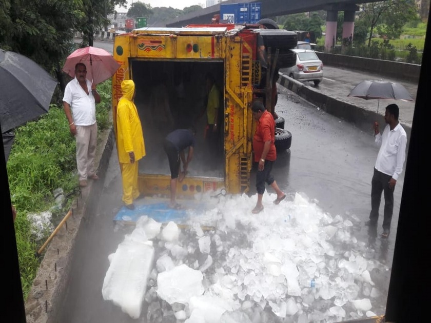Accident of truck which was carring ice at turbhe flyover | Video : बर्फ घेऊन जाणाऱ्या ट्रकचा तुर्भे उड्डाणपुलावर अपघात 