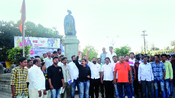 Massacre on Sadabhauj: The demonstrations of the Rai revolution in Ichalkaranji | सदाभाऊंवरील दगडफेकीचे पडसाद: इचलकरंजीत रयत क्रांतीची निदर्शने