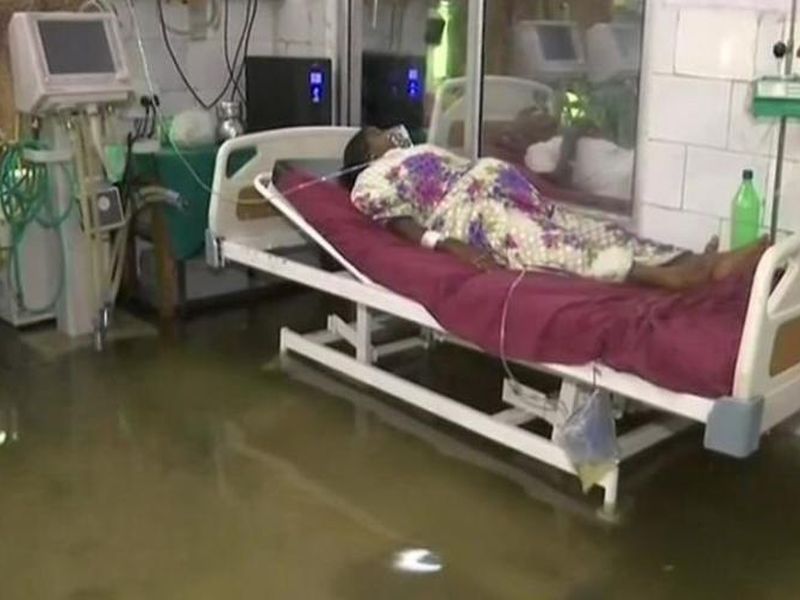 Bihar hospital turns into aquarium after heavy rain Fish swim in ICU | रुग्णालय की मत्सालय? पुरामुळे आयसीयूमध्ये पोहोचले मासे