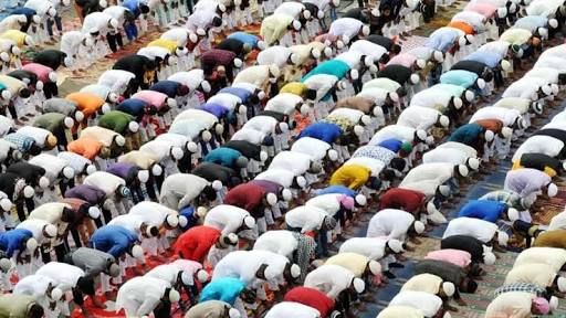 Do not come together for Eid prayers and Iftar | ईदला नमाज व इफ्तारसाठी एकत्र येऊ नका