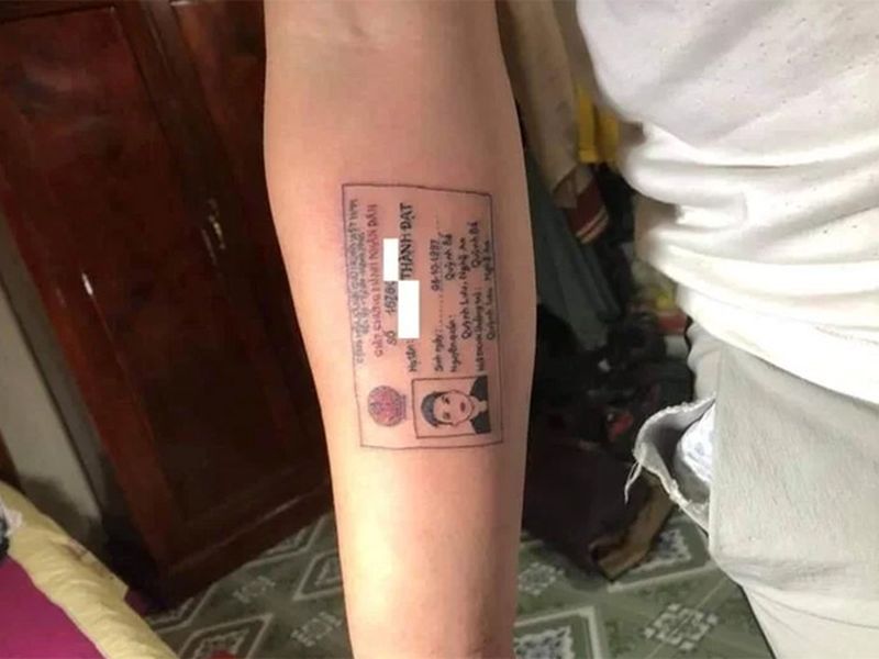 Guy who always forgot his id card has it tattooed on forearm and social media is crazy | ...अन् त्याने हातावर गोंदवून घेतला टॅटू; 22 वर्षांच्या तरुणाची 'गजनी'गिरी