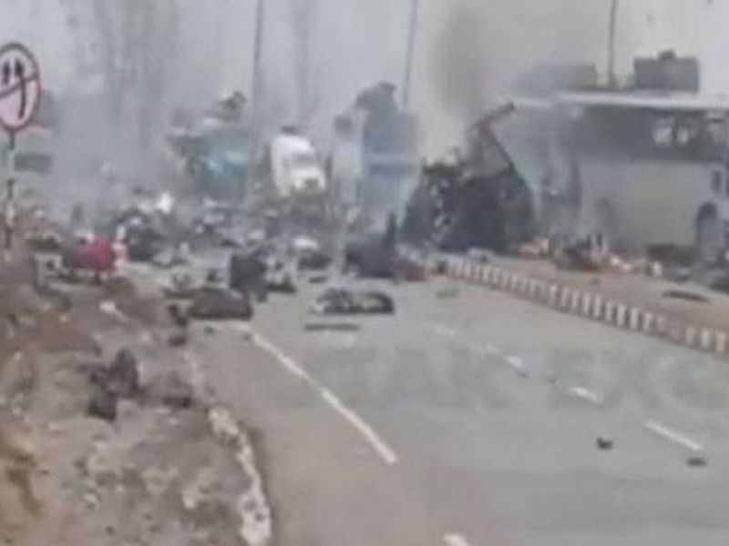 pulwama ied blast followed by gunshots in goripora area of awantipora | काश्मीरमध्ये उरीनंतरचा आजपर्यंतचा सर्वात मोठा दहशतवादी हल्ला; 40 जवानांना वीरमरण