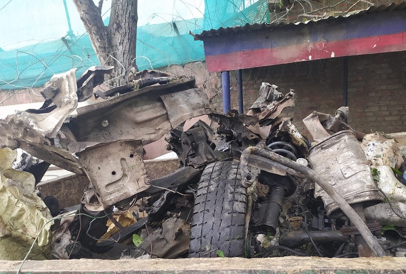 A major incident of a vehicle-borne IED blast averted by the timely input and action by Pulwama rkp | पुलवामासारख्या दहशतवादी हल्ल्याचा कट उधळला; जवानांनी वेळेत कारमधील IED केलं डिफ्यूज