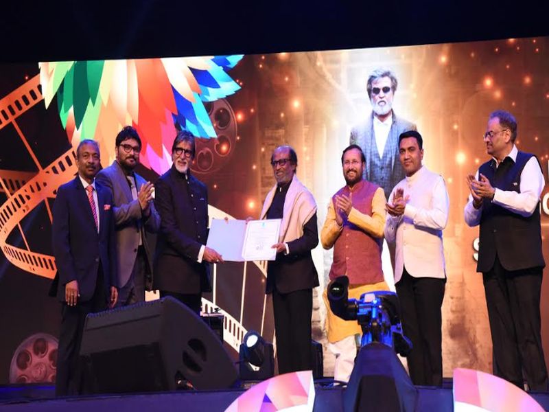 IFFI 2019 opening ceremony: Rajinikanth receives Icon of Golden Jubilee award | लोकांच्या उपकारातच राहीन - अमिताभ बच्चन; इफ्फीचे शानदार उद्घाटन 