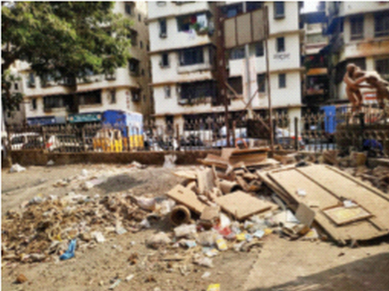 The Nehru Maidan in Dombivali was damaged due to debris and debris | डोंबिवलीतील नेहरू मैदानाला डेब्रिज व कचऱ्यामुळे आली अवकळा