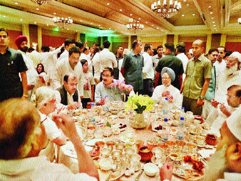 Many politicians in Rahul Gandhi Iftar | राहुल गांधींच्या इफ्तारला प्रणवदांसह अनेक उपस्थित