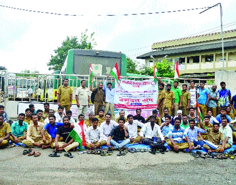 Vasai transport workers unprovoked strike | वसई परिवहनचे कामगार बेमुदत संपावर