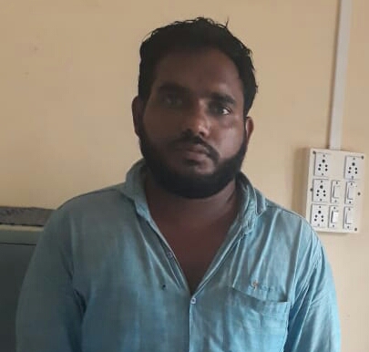 Sindhudurg: Ijaz Sheikh disclosed a simple fact, money demanded by the truck driver for giving documents | सिंधुदुर्ग : इजाज शेखचा आणखिन एक कारनामा उघड, ट्रक चालकाकडे कागदपत्रे देण्यासाठी मागितले पैसे
