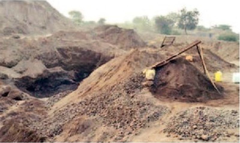 Illegal excavation of sand from the basement by digging hills on government land | सरकारी जमिनीवरील टेकड्या पोखरून भुयारांमधून वाळूचे अवैध उत्खनन