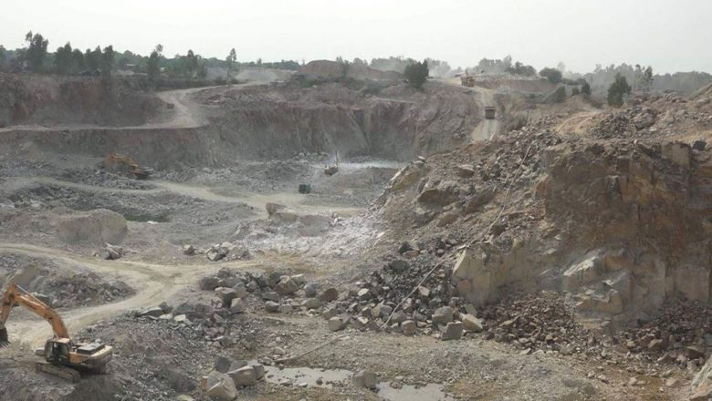 Case in Banwadi village: Illegal excavators fined Rs 3.77 crore | बनवाडी गावातील प्रकरण : अवैध उत्खनन करणाऱ्यांवर ठोठावला ३.७७ कोटीचा दंड