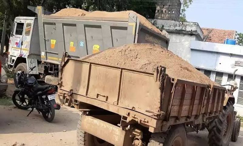 Illegal transport of sand; Two trucks seized | वाळूची अवैध वाहतूक; दोन ट्रक जप्त