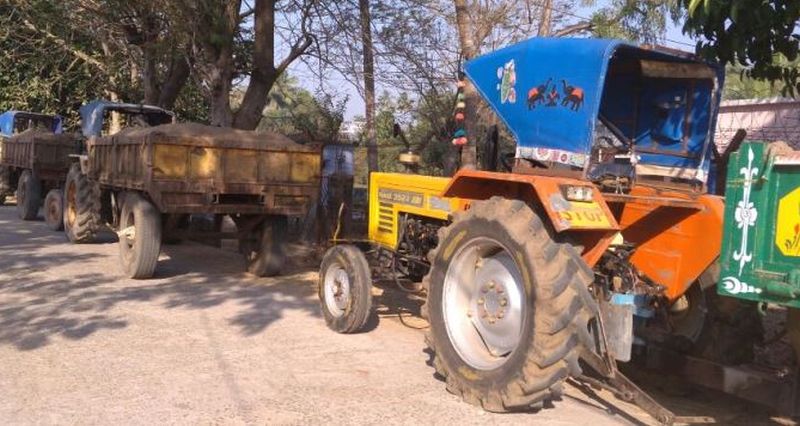 Illegal transportation of sand; Three tractors seized | वाळूची अवैध वाहतूक ; तीन ट्रॅक्टर जप्त