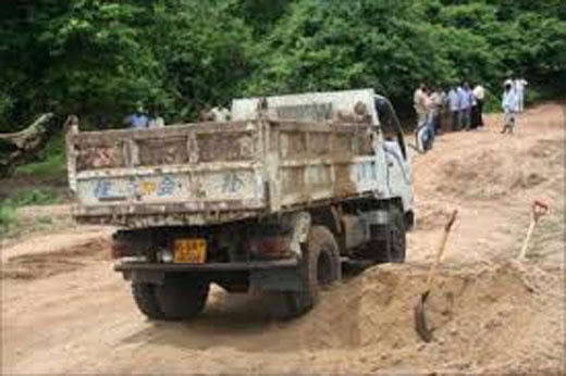  Illegal transportation of sand; Truck-tractor caught! | वाळूची अवैध वाहतूक; ट्रक-ट्रॅक्टर पकडला!