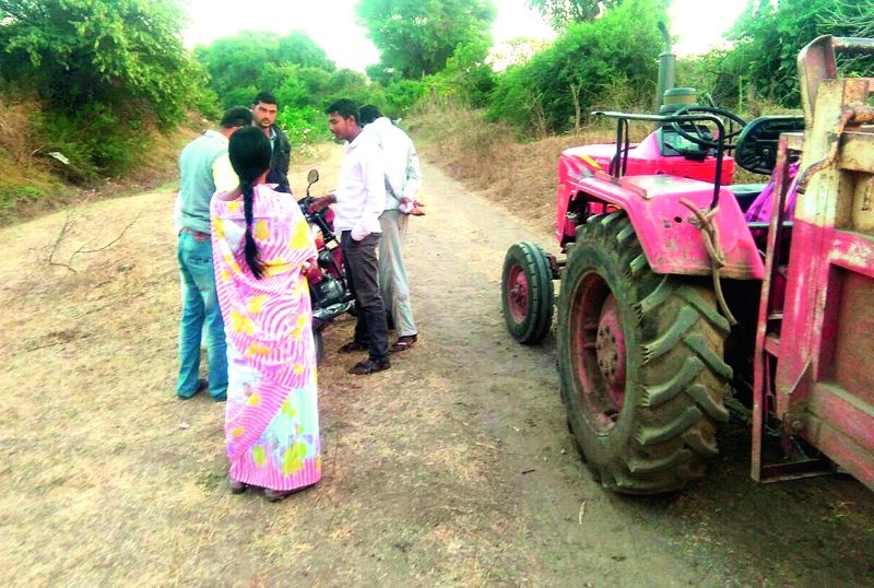 Seized two tractors carrying mischief transporters in Mehkar taluka! | मेहकर तालुक्यात रेतीची विनापरवाना वाहतूक करणारे दोन ट्रॅक्टर जप्त!