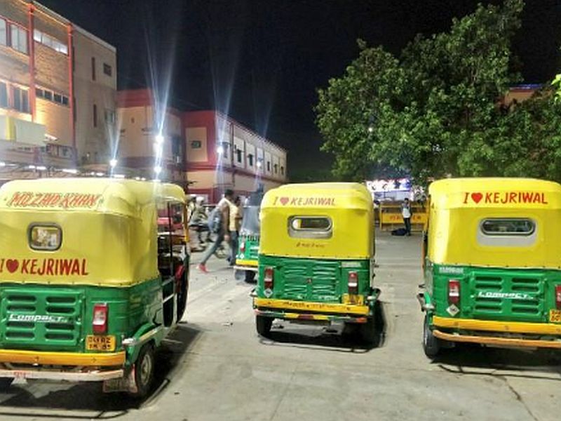 'I love Kejriwal' on the spot of autorikshaw, police broke the currency of 10,000 Rs | 'आय लव्ह केजरीवाल' स्टीकर रिक्षावर चिकटवलं, पोलिसांनी 10 हजारांचं चलन फाडलं 