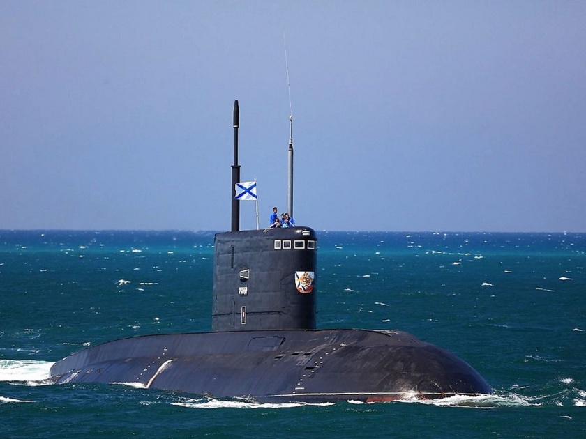 russia killer kilo class submarine passes from english channel terror in nato countries | ...अन् कॅलिबर क्षेपणास्त्रांनी सुसज्ज रशियन पाणबुडी गेली ब्रिटनच्या युद्धनौकेजवळून; नाटो देशांमध्ये पसरली भीती  