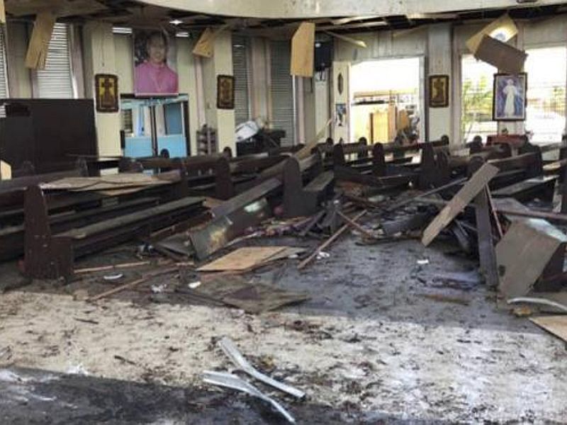 double bombing of a Catholic church in the southern Philippines killed at least 18 people | बॉम्बस्फोटानं हादरलं फिलिपिन्स, चर्चमध्ये झालेल्या स्फोटात 18 जणांचा मृत्यू