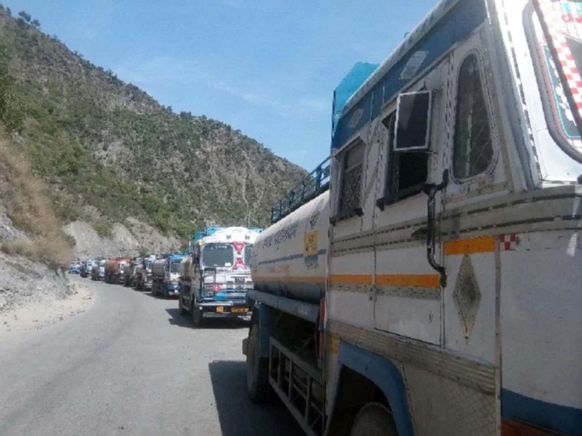 Jammu-Srinagar highway closed, 1500 vehicles got stuck in Ramban | रामबनमध्ये दरड कोसळल्यानं जम्मू-श्रीनगर हायवे बंद, 1500 वाहनं पडली अडकून