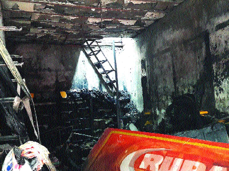 There were 15 incidents of fire in the city, the fire brigade increased in Diwali | दिवाळीमध्ये शहरात आगीच्या १५ घटना, अग्निशमन दलावरील ताण वाढला