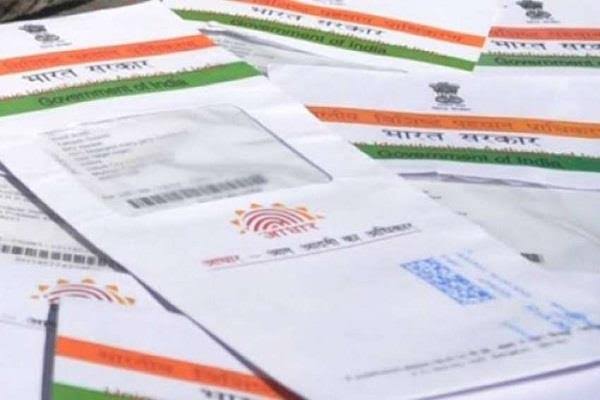 Will Aadhaar card be linked to social media ?; central government clarified | आधार कार्ड सोशल मीडियाला लिंक करावं लागणार?; केंद्र सरकारने मांडली संसदेत भूमिका