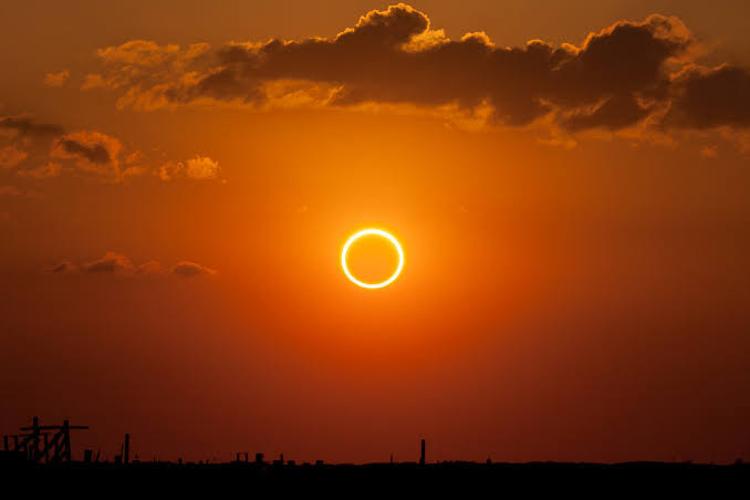 This year's last rare bracelet solar eclipse will be visible from southern India | दक्षिण भारतातून दिसणार या वर्षीचे शेवटचे दुर्मिळ कंकणाकृती सूर्यग्रहण 