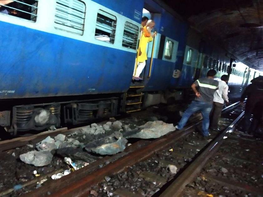 Stone, luggage traffic disrupted in railway tracks in Kasara Ghat | कसारा घाटात रेल्वे ट्रॅकमध्ये दगड, लांबपल्ल्याच्या गाड्यांची वाहतूक विस्कळीत 