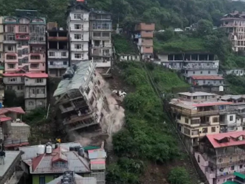 Landslide in shimala, building collapsed in few seconds due to landslide, see VIDEO | भूस्खलनामुळे काही सेकंदातच बहुमजली इमारत जमीनदोस्त, पाहा VIDEO