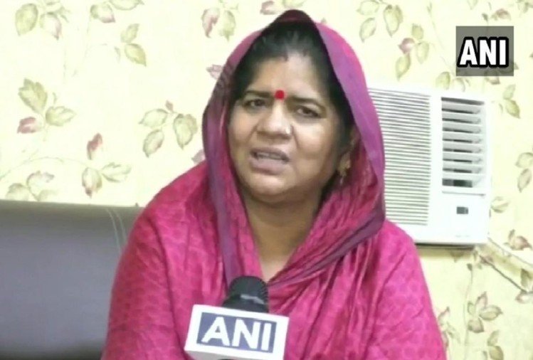 BJP's Imarti Devi defeated in Madhya Pradesh by-election | कमलनाथ यांनी केलेल्या आक्षेपार्ह विधानामुळे चर्चेत आलेल्या इमरती देवी यांना मतदारांनी दिला असा कौल