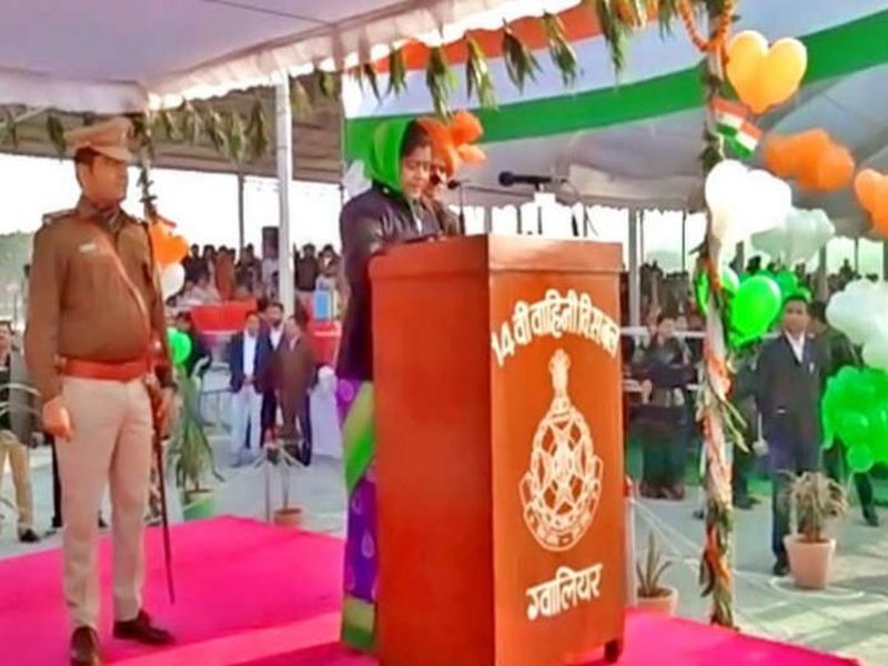 Video: MP Minister Imarti Devi Fails To Read Republic Day Speech, Asks Collector To Help | Video: काँग्रेसच्या महिला मंत्र्यांची भाषणावेळी गोची; म्हणाल्या, 'आगे कलेक्टर साहब पढेंगे'