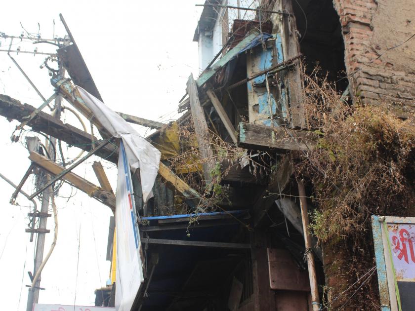 Gallery of building collapsed on Kolhapur road: No life threatening | कोल्हापूर महाद्वार रोडवरील इमारतीची गॅलरी कोसळली  : जीवितहानी नाही