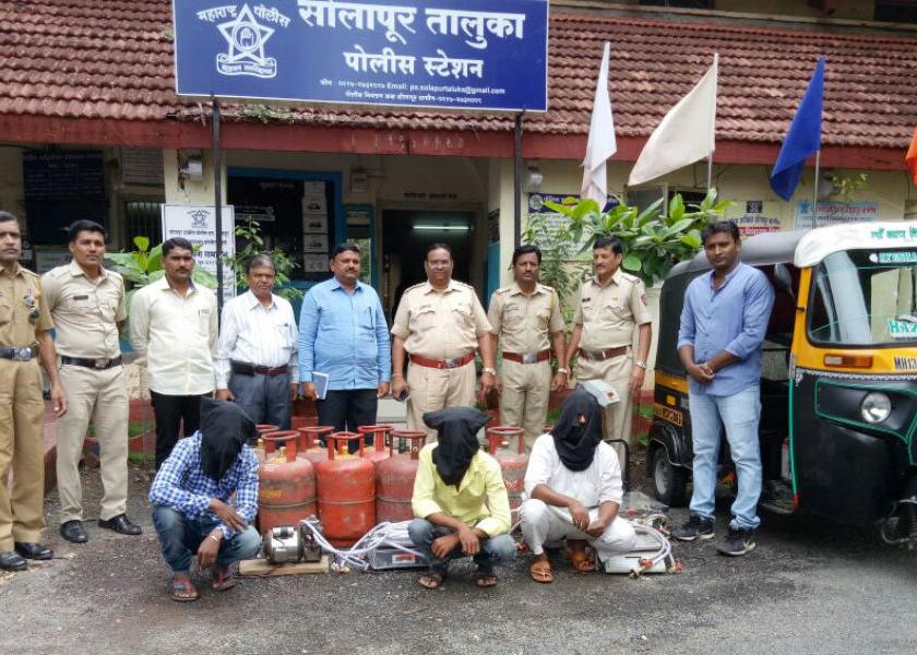 Two miscreants seized at an illegal gas payment center at Solapur, worth over Rs 1.45 lakh | सोलापूरात अवैध गॅस भरणा केंद्रावर दोन ठिकाणी धाडी,  १ लाख ३५ हजारांचा मुद्देमाल जप्त