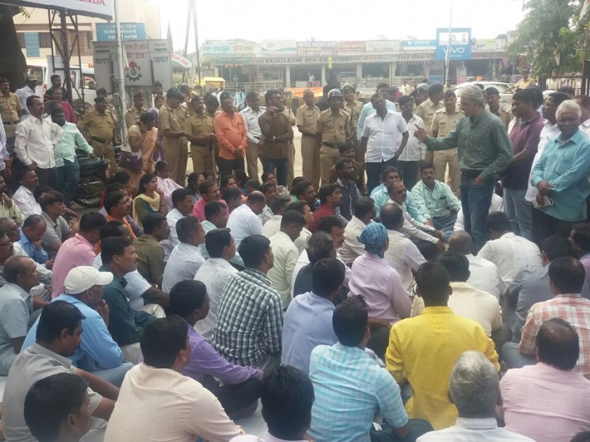 Mild lathi attack on protesters in Satara bus stand! | ST कर्मचा-यांचं आंदोलन : सातारा बसस्थानकात आंदोलनकर्त्यांवर सौम्य लाठी हल्ला !