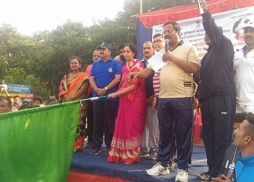 Solapur was run by the initiative of Ekta Jodi | एकता दौडच्या उपक्रमामुळे सोलापूरकर धावले
