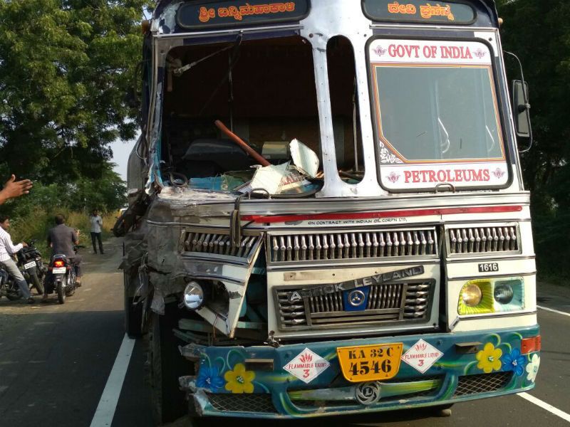 An accident near Kaluburgi in Karnataka, five people killed in Solapur district, six injured and six injured | कर्नाटकातील कलबुर्गीजवळ अपघात, सोलापूर जिल्ह्यातील पाच जण जागीच ठार, सहा जण जखमी