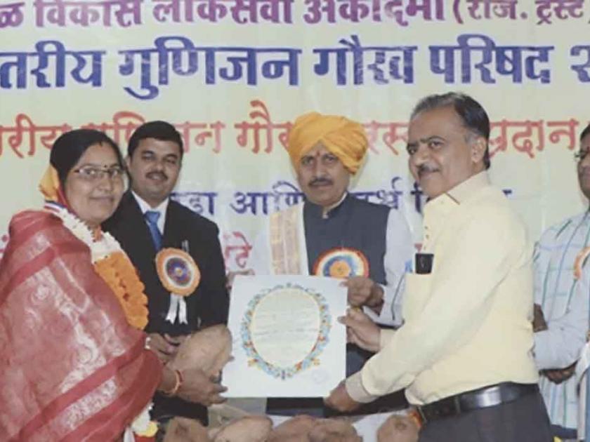 Kiran Shankar Sharda Devi is honored with the state level Nariratna award! | कीर्तनकार शारदादेवी कमाणी राज्यस्तरीय नारीरत्न पुरस्काराने सन्मानीत!