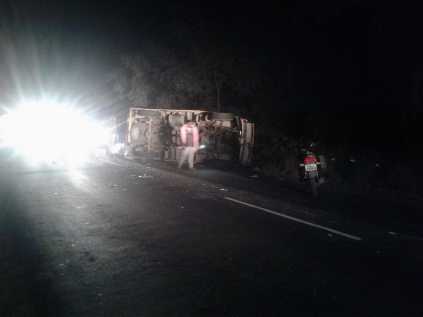 Accidents on the devotees of Akola-Washim National Highway | अकोला-वाशिम राष्ट्रीय महामार्गावर भाविकांच्या वाहनाला अपघात