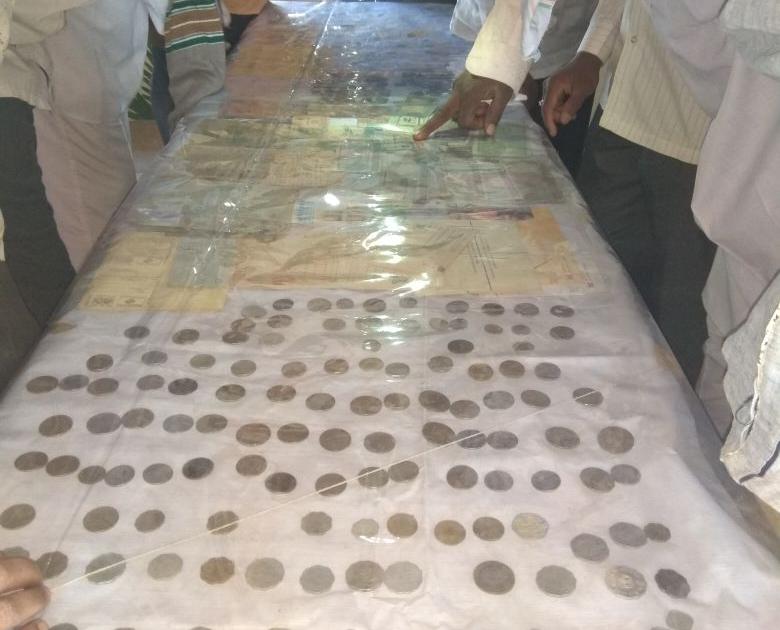  Sudamwadi teacher filled with historical coins, notes display | सुदामवाडीच्या शिक्षकाने भरवले ऐतिहासिक नाणी, नोटांचे प्रदर्शन