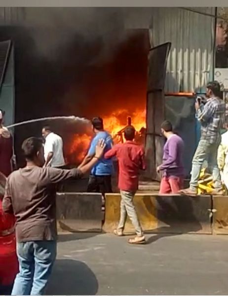 Wood factories fire on Bhiwandi-Kalyan road | भिवंडी-कल्याण मार्गावर लाकडाच्या वखारीतील कारखान्यास आग