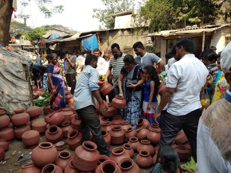 Buy the pottery of the Telugu community of Bhiwandi, by offering a new year's Nimita | नववर्षाच्या निमीत्ताने भिवंडीतील तेलुगू समाजाची मातीच्या मडक्यांची खरेदी