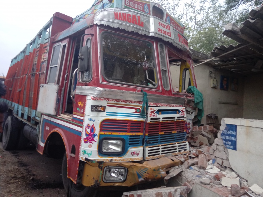  Truck fired at Ferdapur bus stand; Two killed | फर्दापूर बसस्थानकात भरधाव ट्रक घुसला; दोन ठार