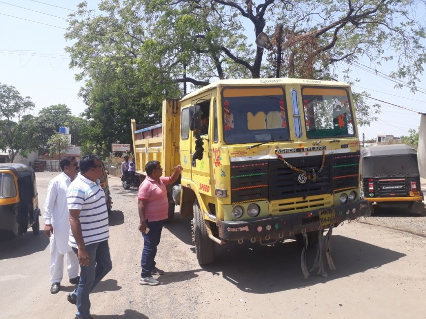 Despite the ban in Ramnand town of Jalgaon, four vehicles carrying sand were caught | जळगाव येथे रामानंद नगरातून बंदी असतानाही वाळू वाहतूक करणारे चार वाहने पकडले