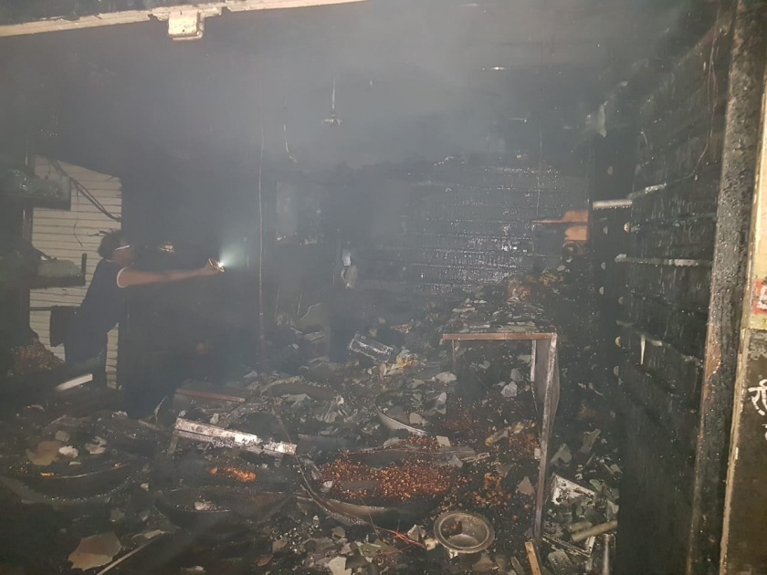 Fire at the middle of the night in the Gandhi Market in Jalgaon city | जळगाव शहरातील गांधी मार्केटमध्ये मध्यरात्री आगीचे तांडव