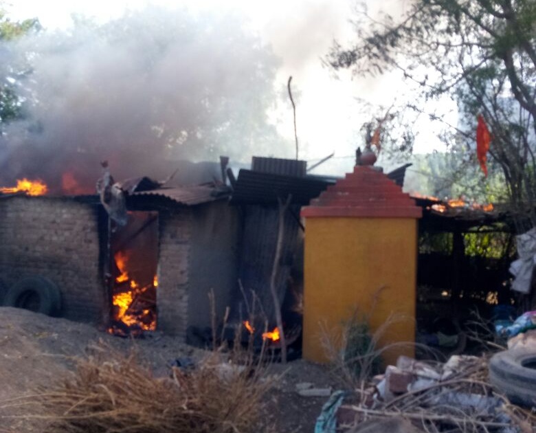  Gas tank explosion at Chincholi Limbo | चिंचोली लिंबाजी येथे गॅसच्या टाकीचा स्फोट
